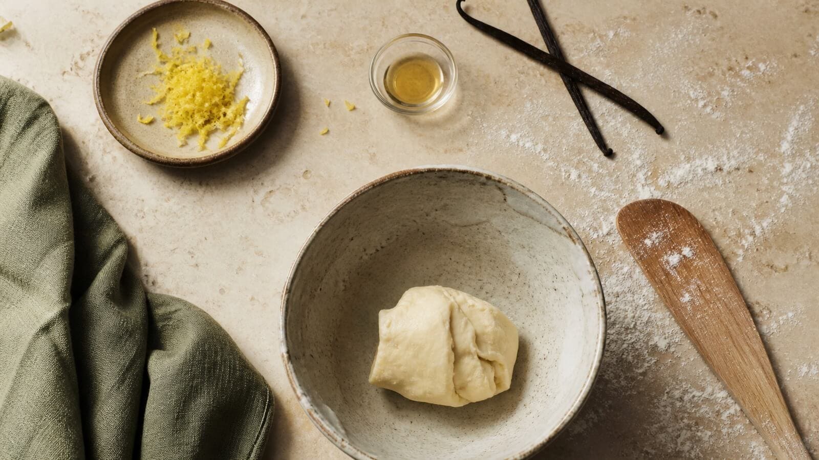 eteriska-oljor-bakning-smaksattning Deg, citronskal och små mängder aromatisk olja vid bakning
