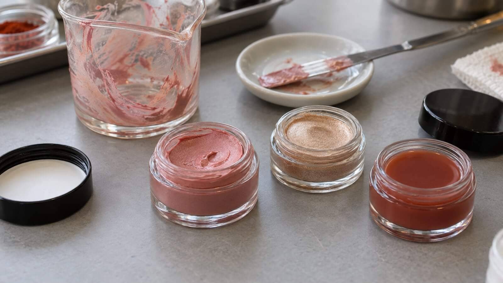 fargad salva rouge balsam Små provburkar med färgade fettbaserade produkter efter fyllning