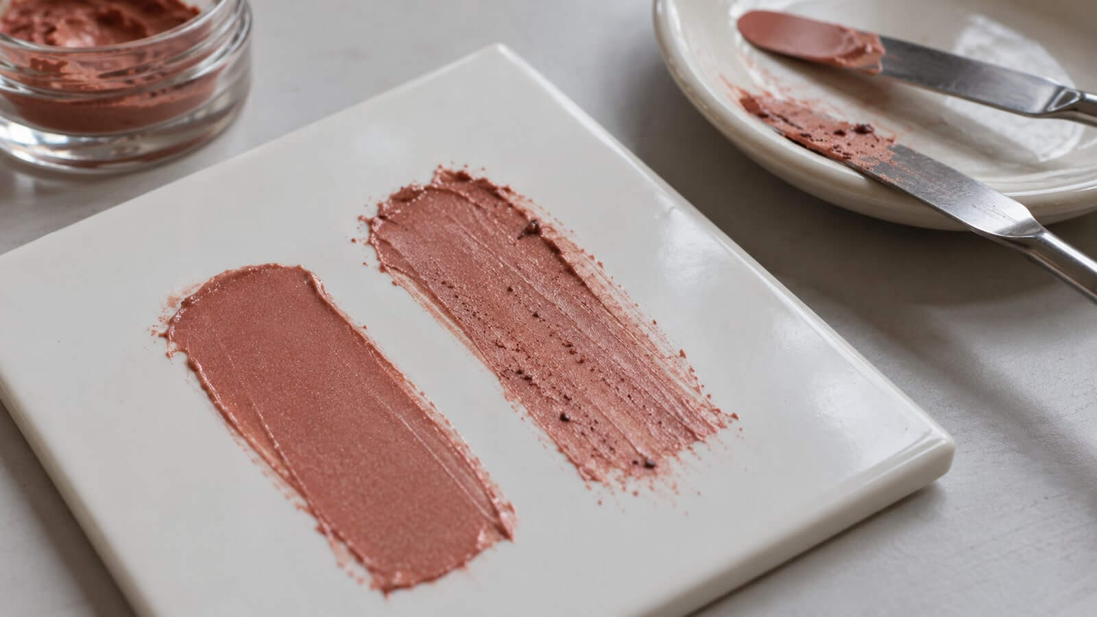 pigment dispersion jamna prov Två roströda färgprov jämför en jämn blandning med synliga pigmentklumpar