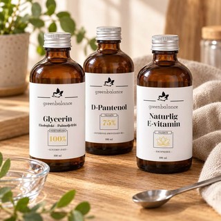 kategori tillsatser sortiment Greenbalances glycerin, D-pantenol och naturliga E-vitamin på ett arbetsbord