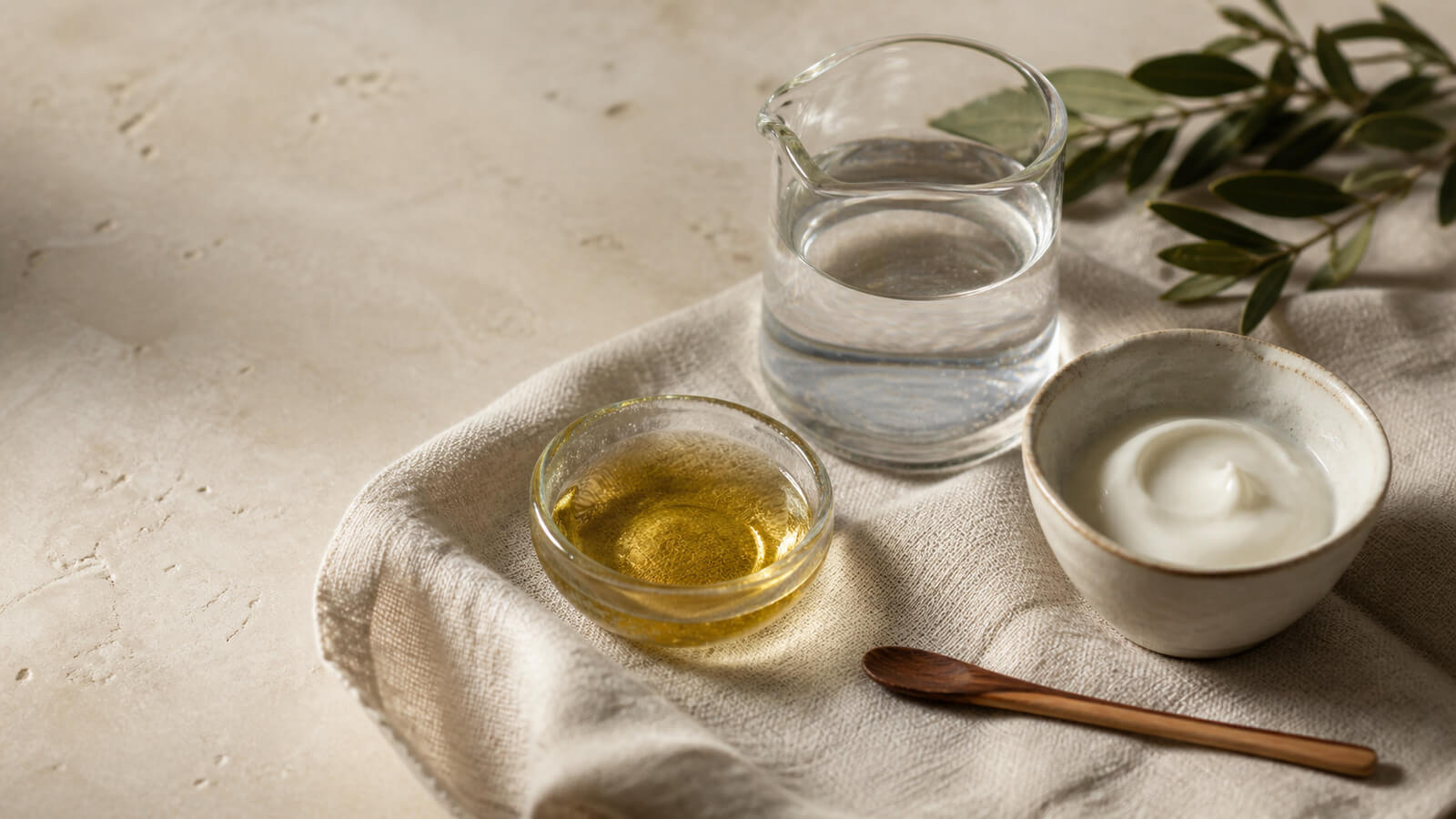Hur påverkar vatten hållbarheten i hudvård? Vatten, vegetabilisk olja och emulsion i glas och handgjord keramik